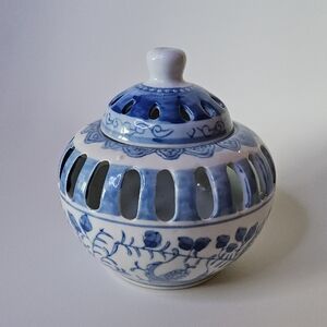 Blue and White Ceramic Decorative Potpourri Or Candle Holder Jar